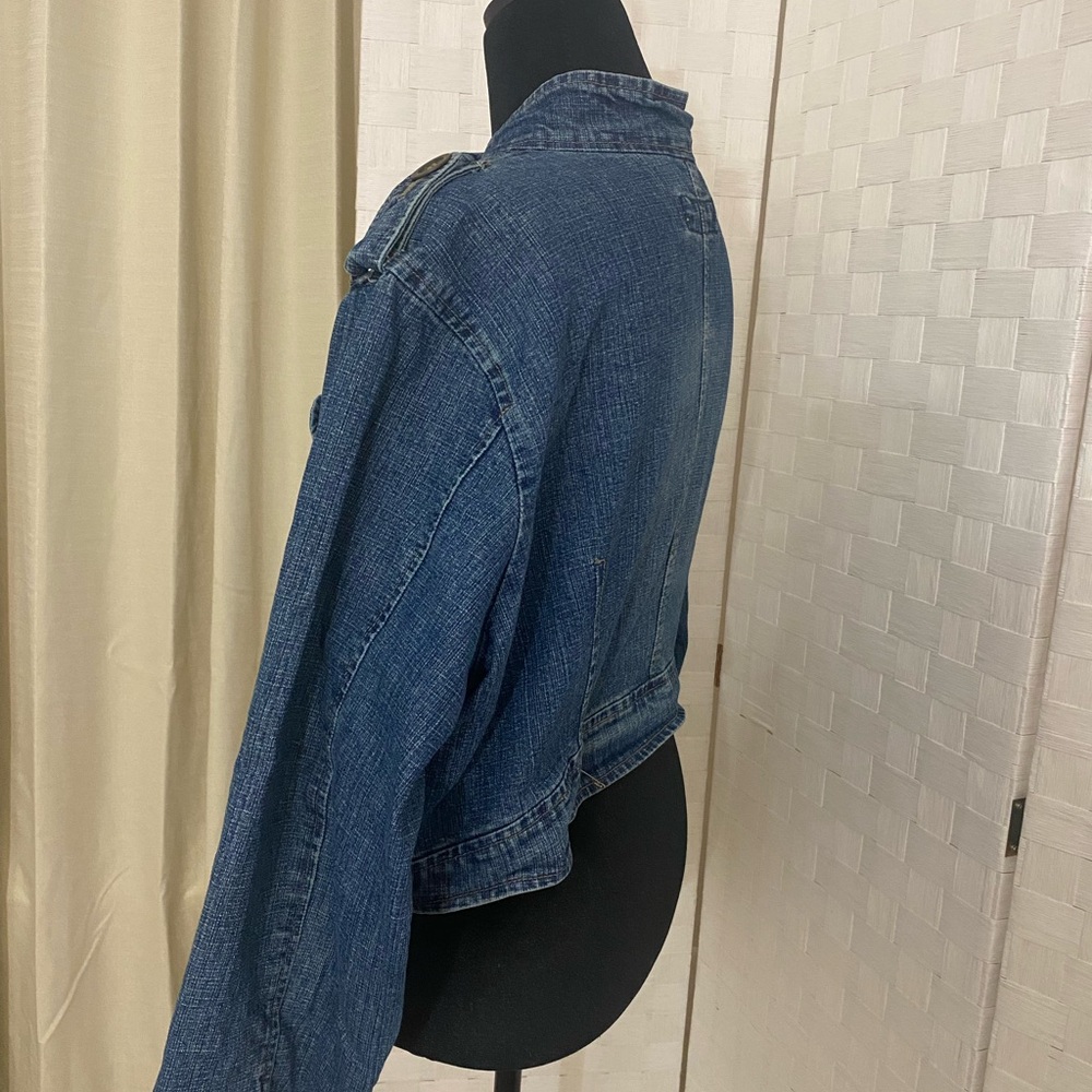 Miss Lili Cropped Denim Jacket with Button Detail - Picture 6 of 11